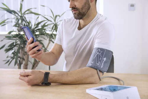 TrueLife Pulse BT Digitális, felkaros vérnyomásmérő, Bluetooth applikációval