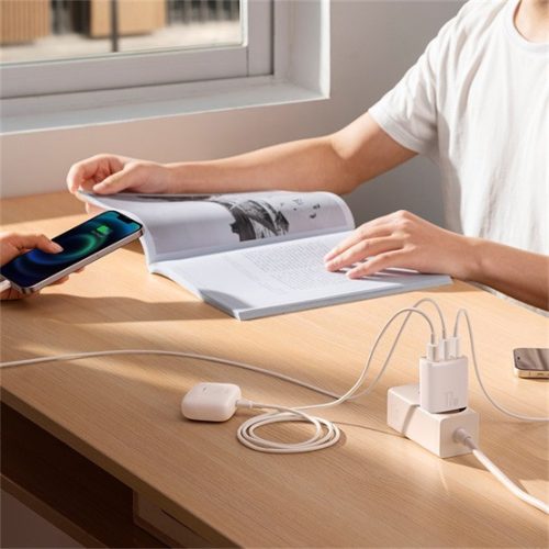 Baseus Compact hálózati töltő 17W, 3×USB Type-A, fehér