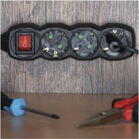 Emos PC1425R 5m/ 4aljzat/kapcsolós/fekete/PVC/1,5mm2 hosszabbító